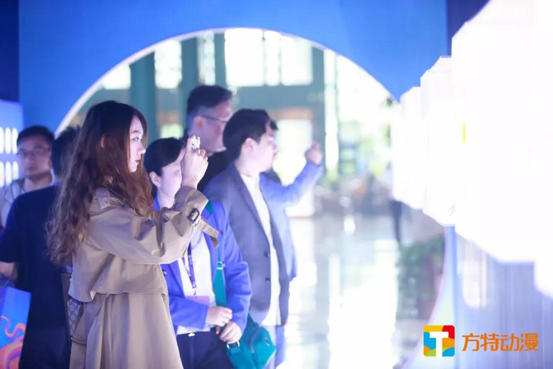 與會者在大會展示區(qū)駐足參觀