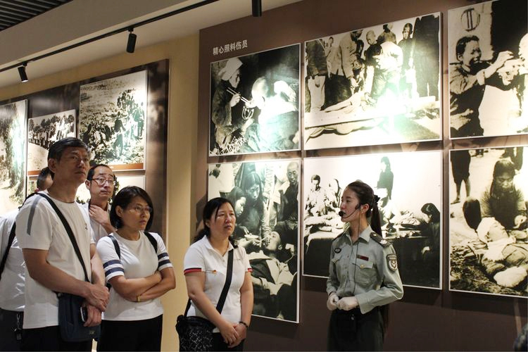 聽講解員講述紅色經典