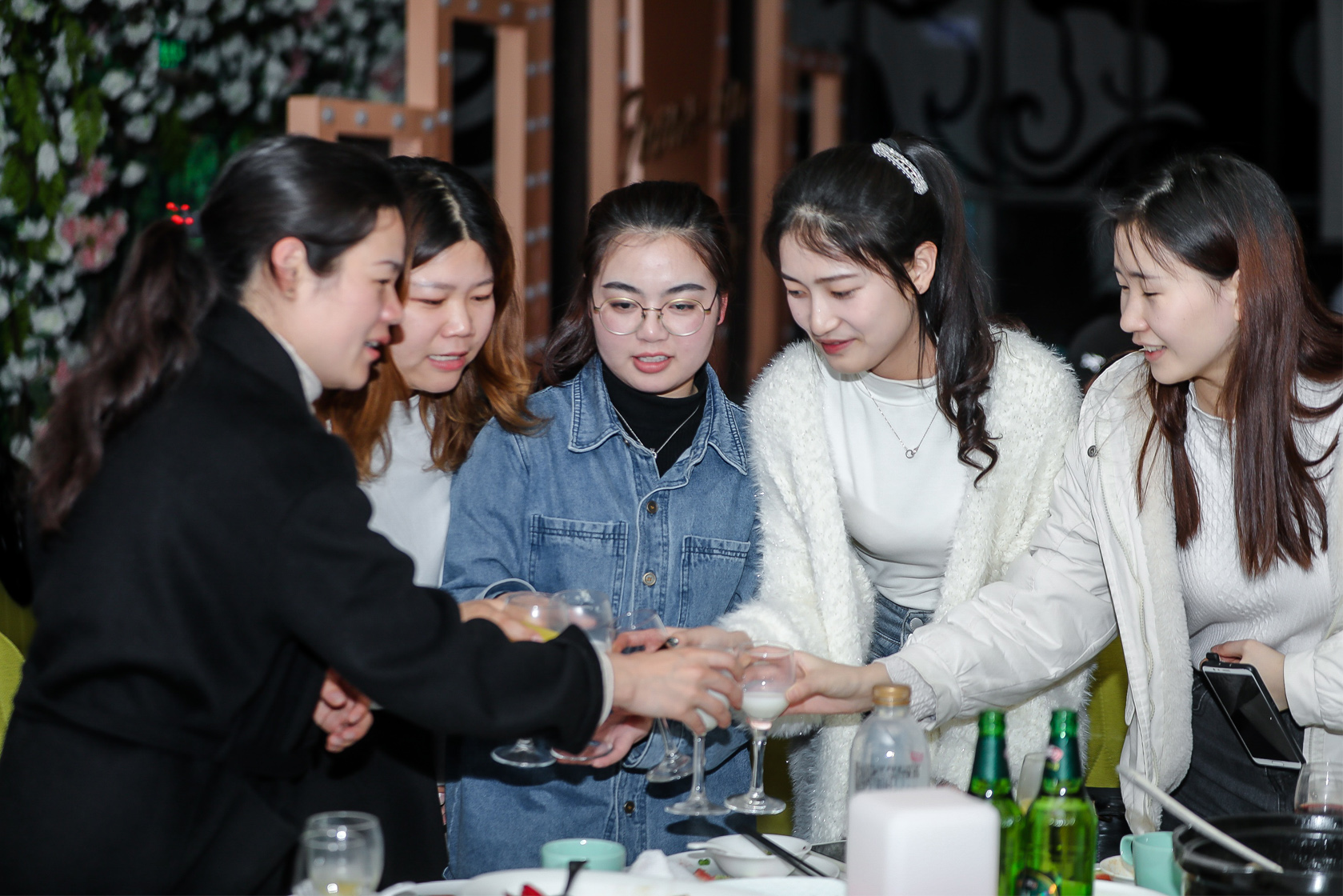 三八婦女節女性同事們喝酒共祝