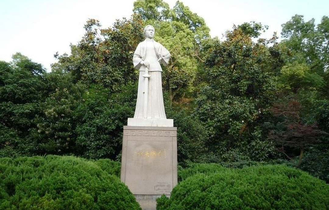 西湖孤山秋瑾雕塑