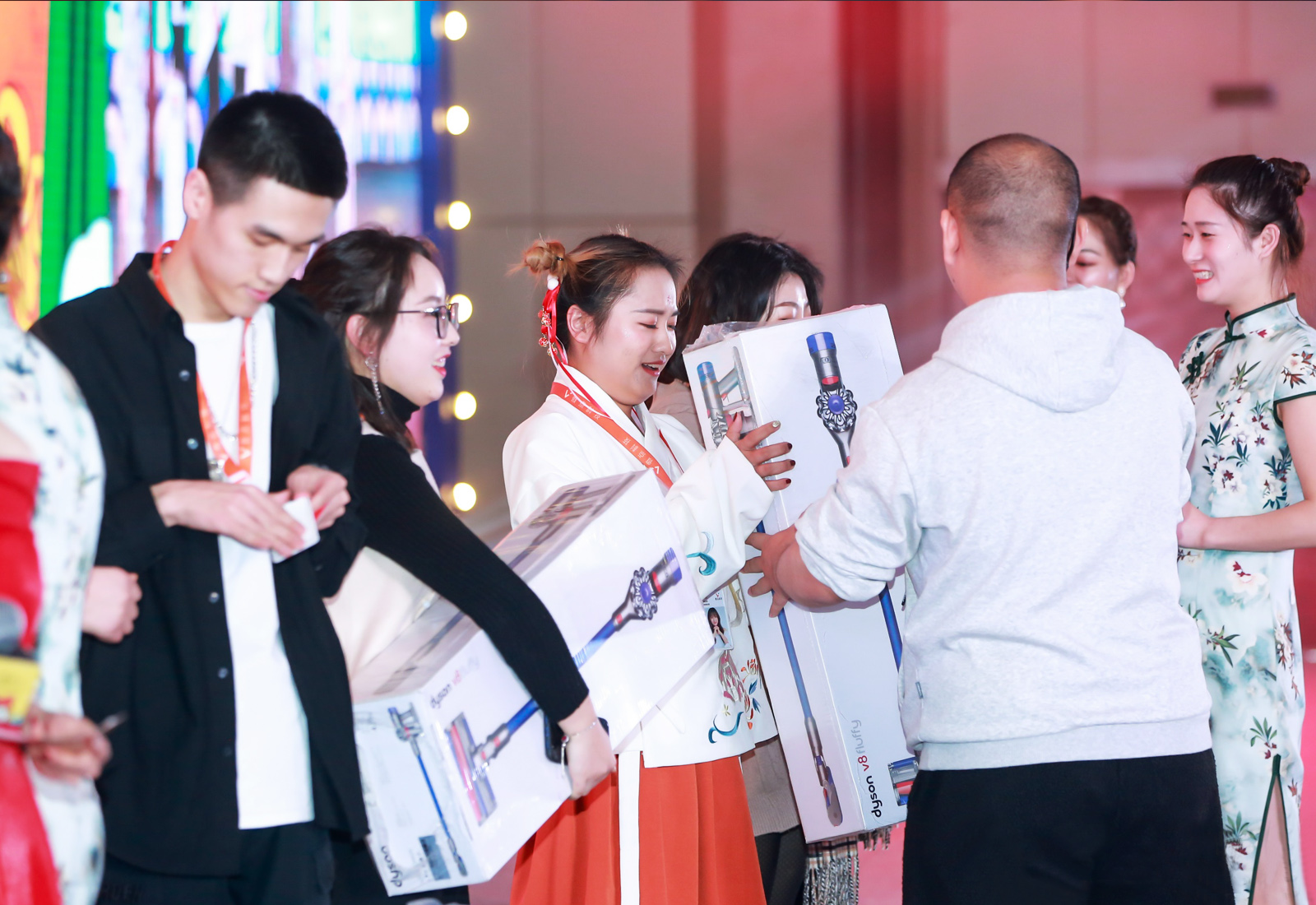 為中獎嘉賓頒發年會獎品