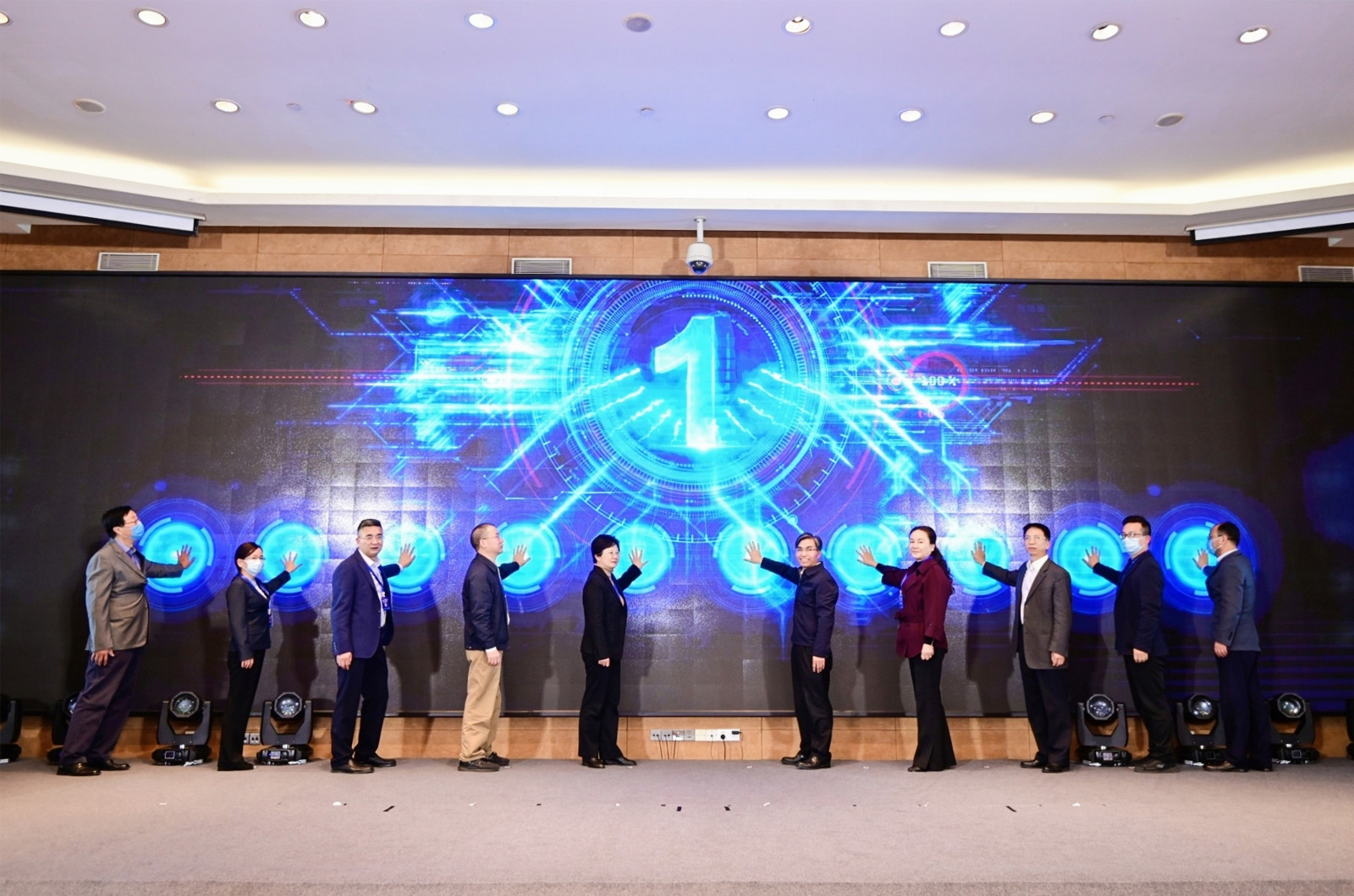 嘉賓手按大屏幕現場啟動簽約儀式