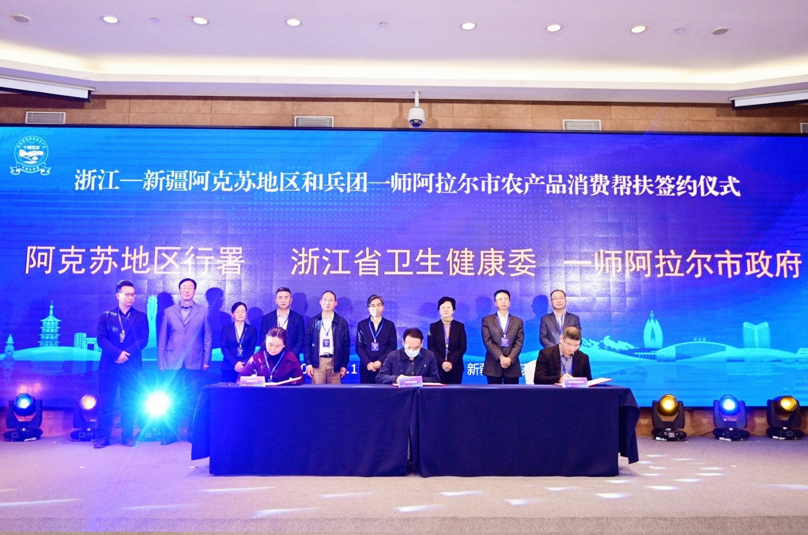 嘉賓現場紙質簽約