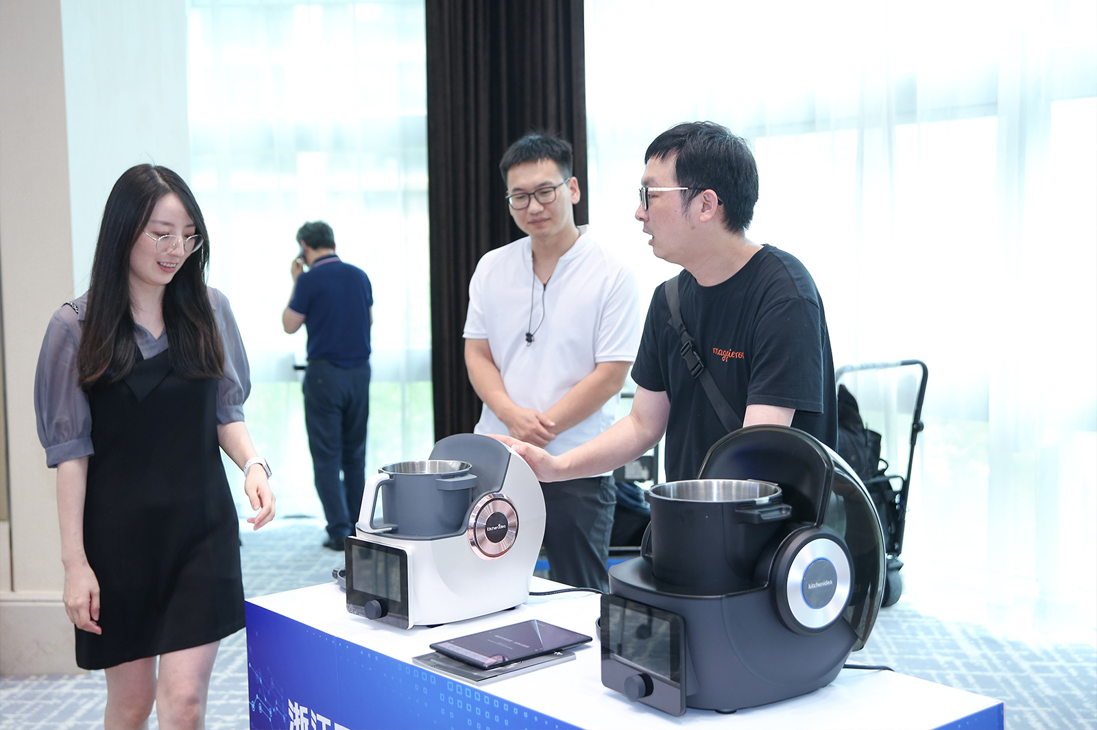 現(xiàn)場(chǎng)參觀產(chǎn)品