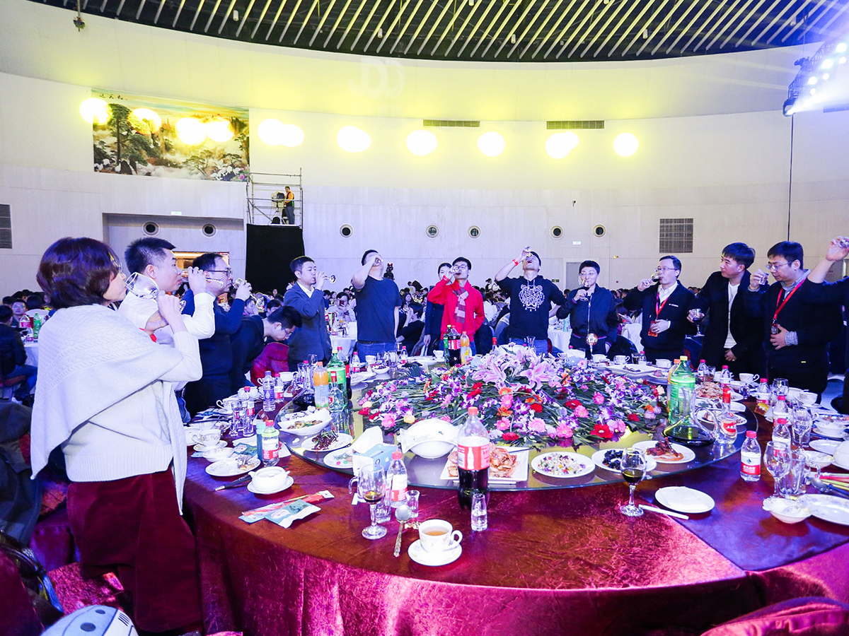 年會晚宴敬酒場景