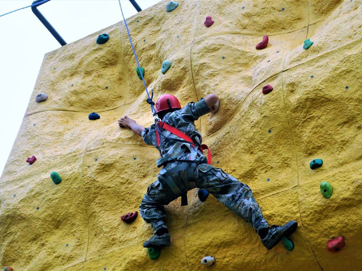 員工戶外拓展項目——攀巖