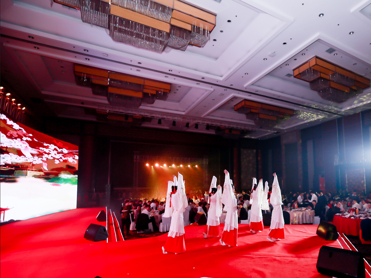 酒店年會(huì)舞臺(tái)搭建
