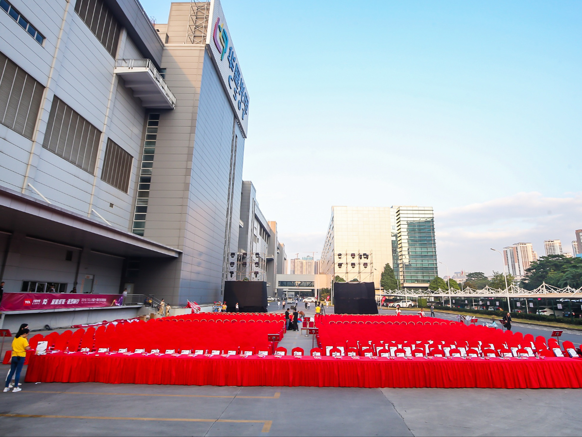 活動執行人員及禮儀人員在活動現場預熱